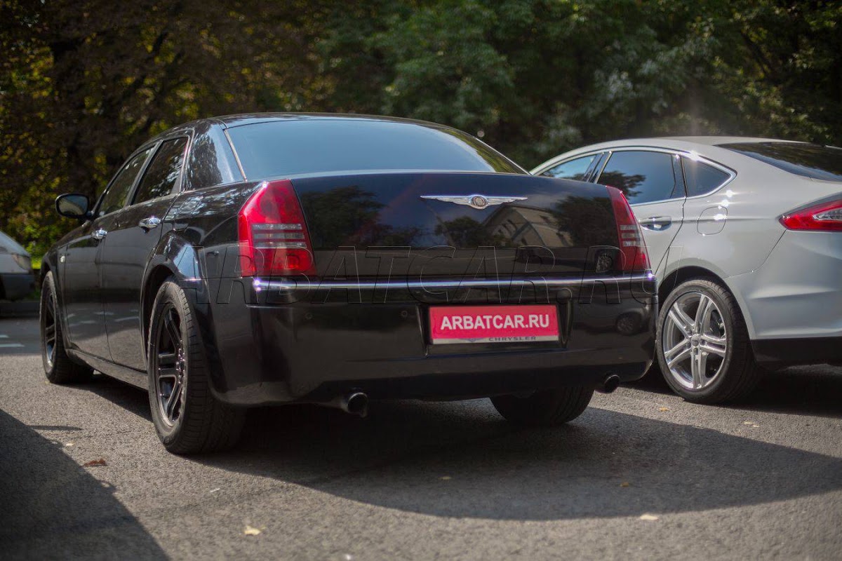 Chrysler 300C черный на темном салоне — кадр 3 из 5