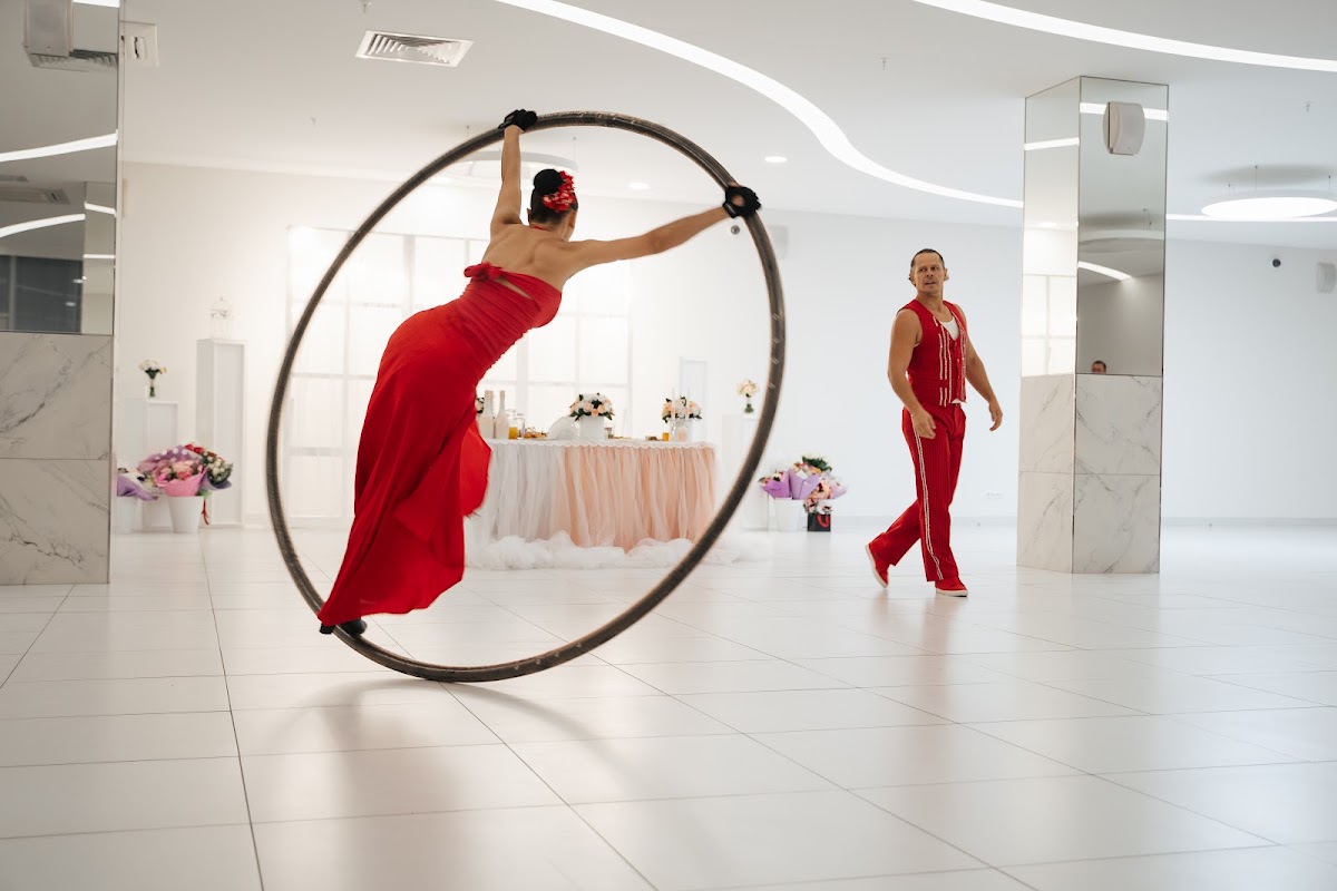 Танцевально-акробатическое шоу CRAZY STILTS — кадр 2 из 38