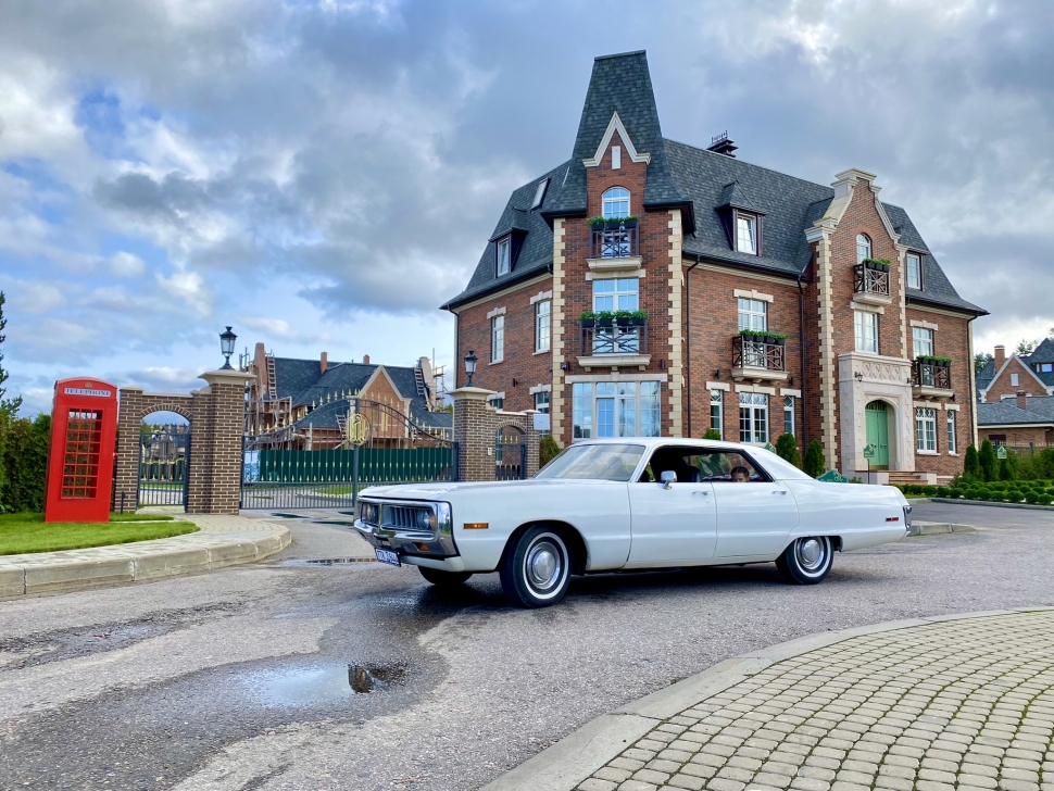 Chrysler Newport (white)