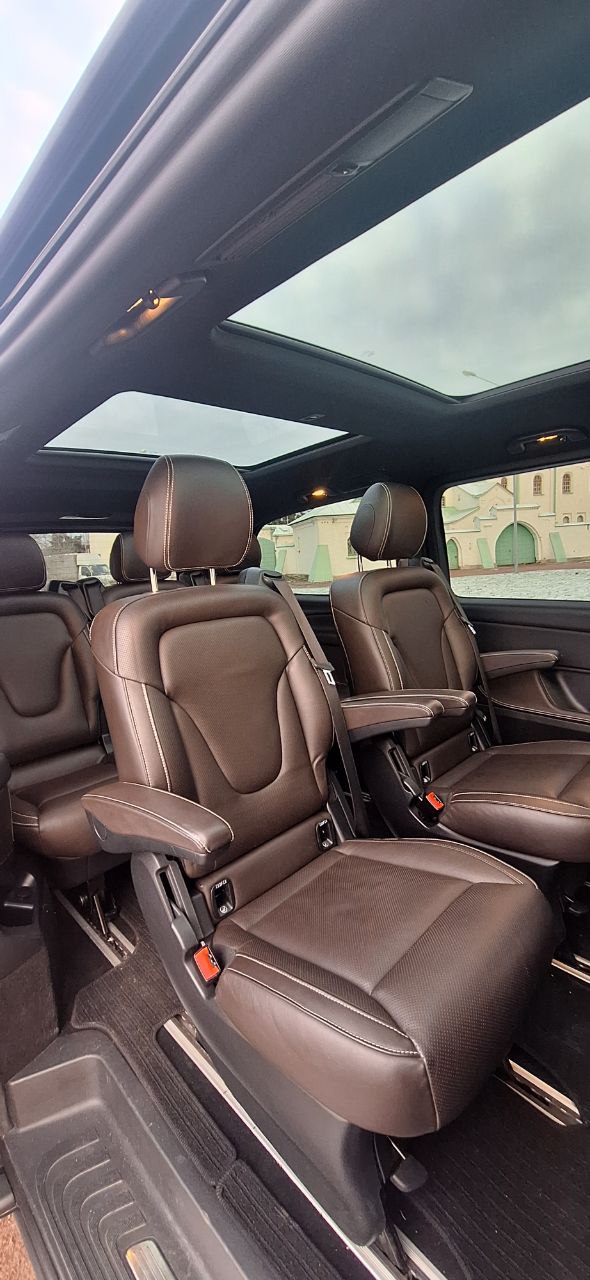 Mercedes Benz V-class с  панорамной крышей, на коричневом салоне. — кадр 4 из 6