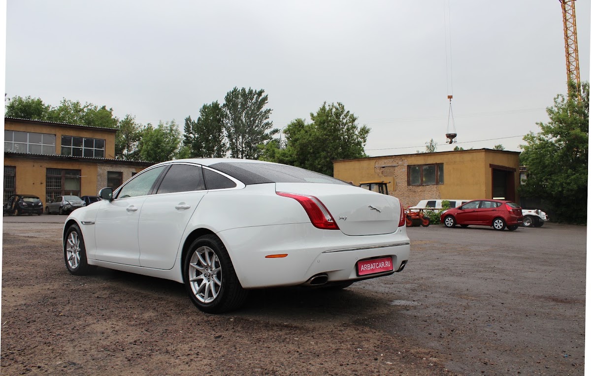 Ягуар XJ,  белый с черным салоном — кадр 5 из 9