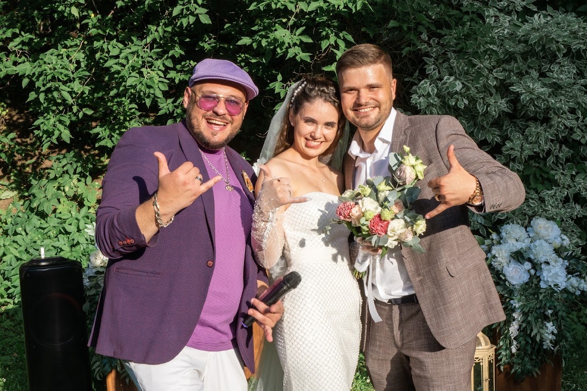 С молодожёнами