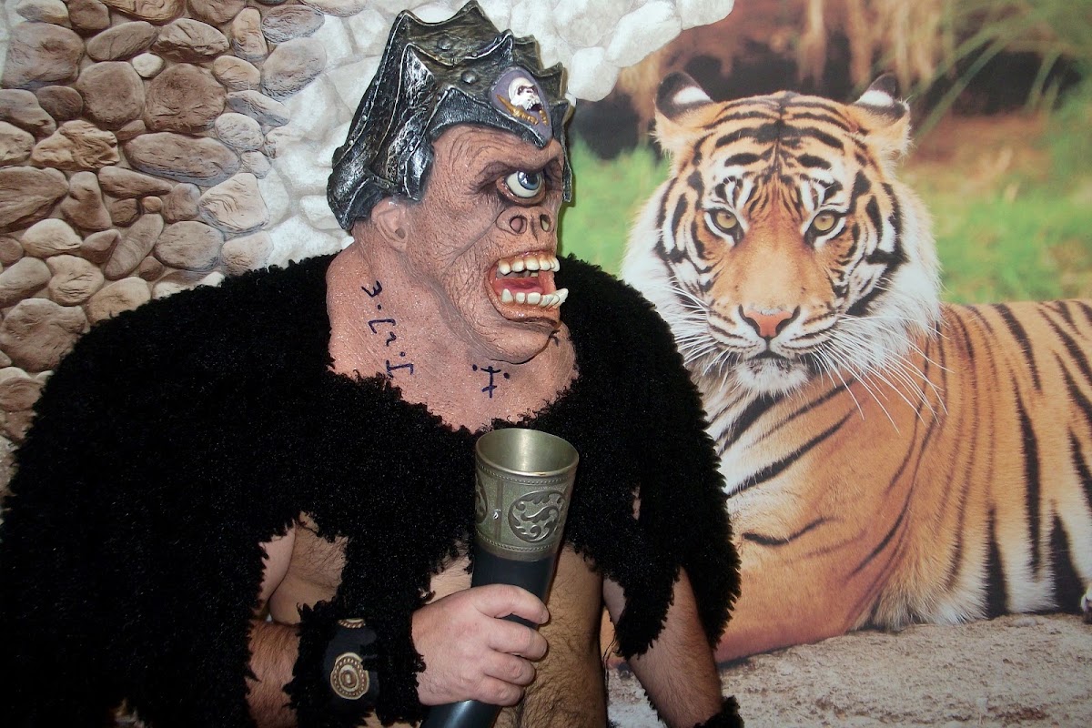 Костюмы
