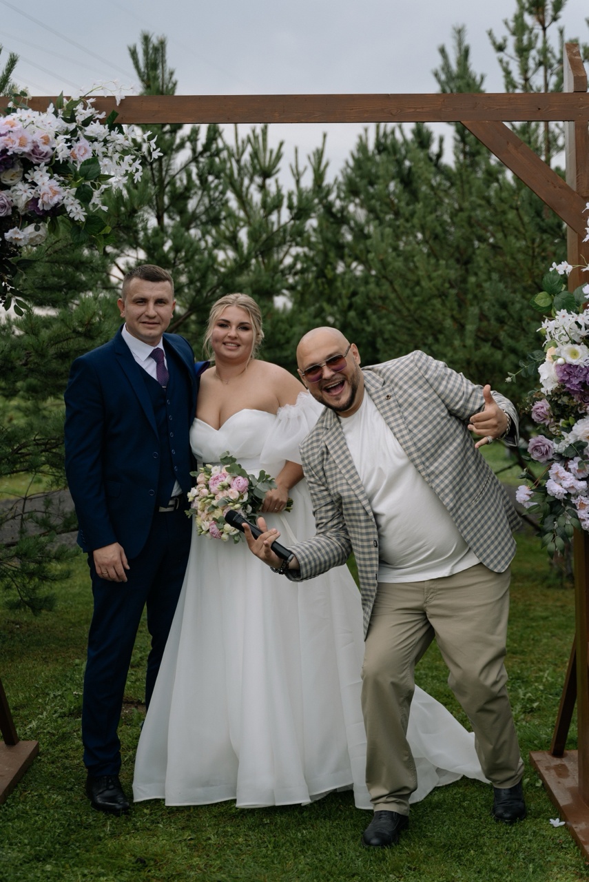 С молодожёнами