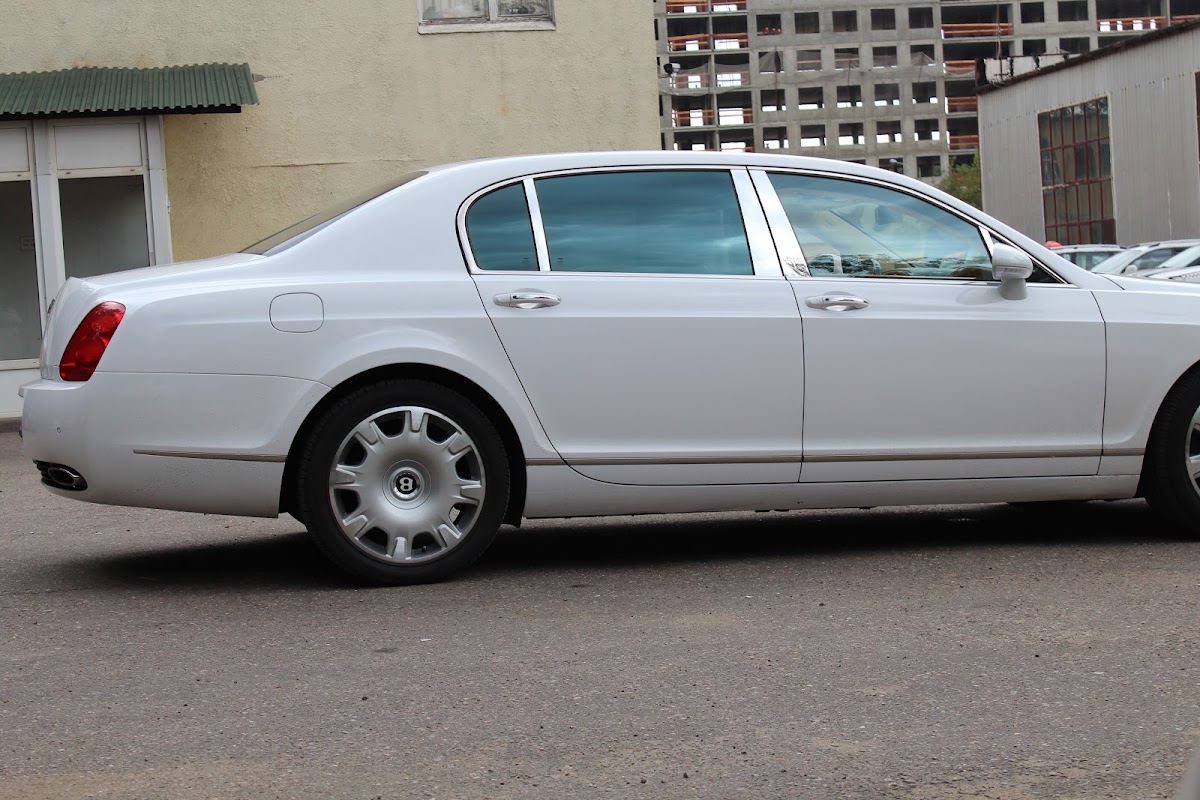 Bentley Continental Flying Spur белый с бежевым салоном — кадр 4 из 7