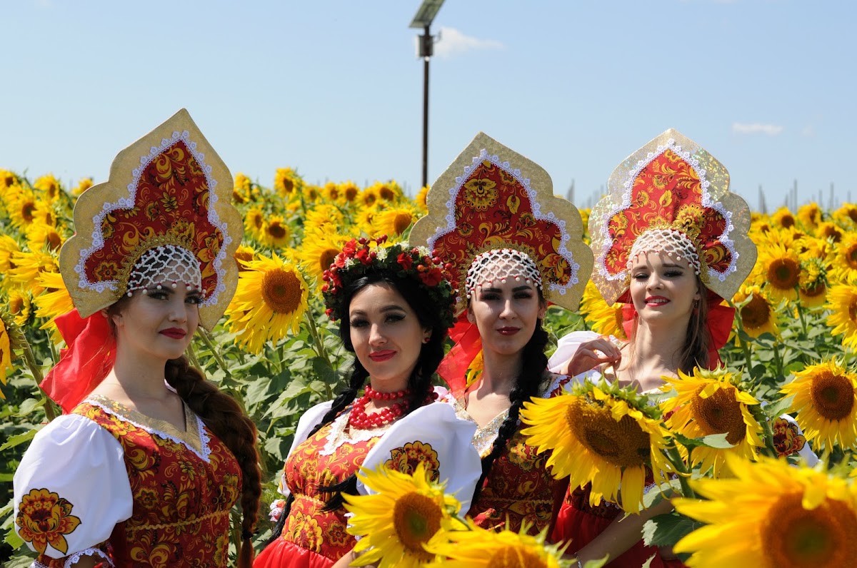Русский танец "Калинка" (может быть исполнен, как в стандартной, так в шуточной манере с ростовой куклой)