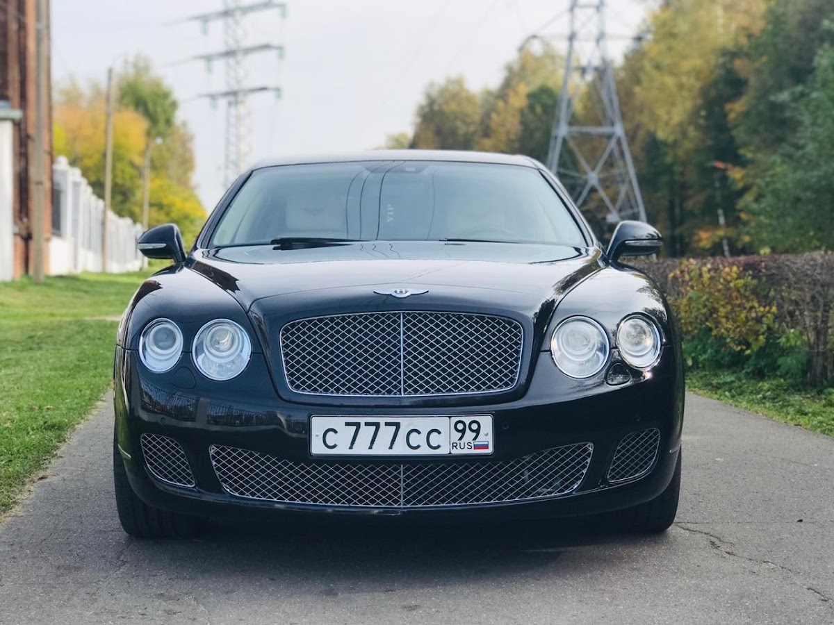 Bentley Continental Flying Spur — кадр 2 из 12