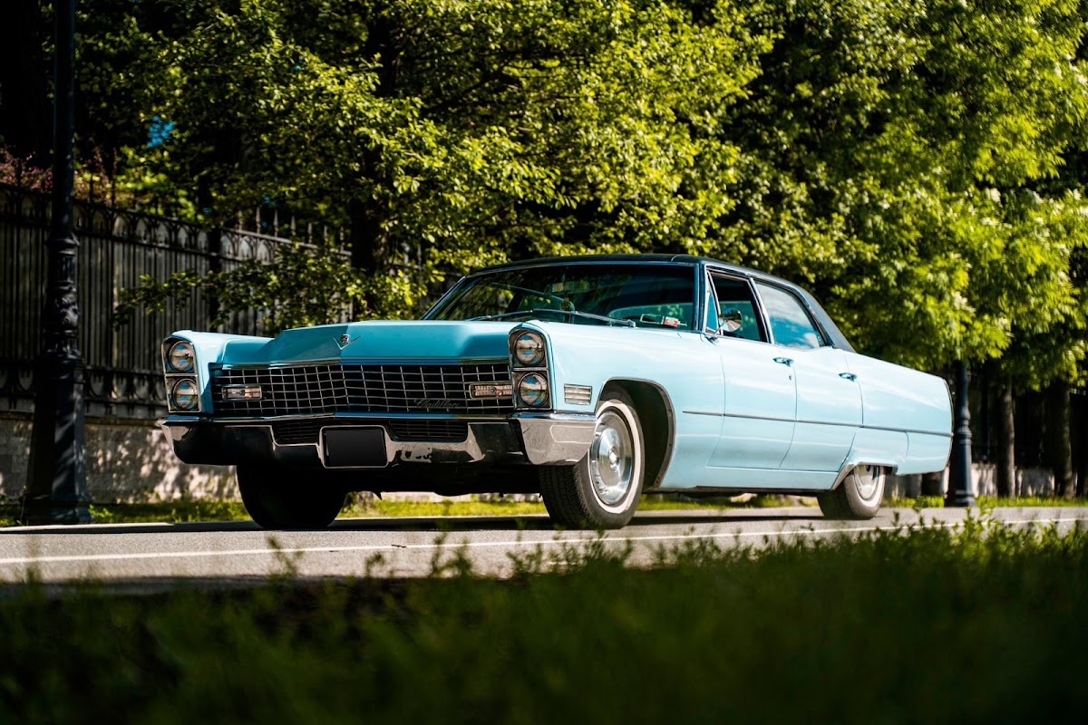 Cadillac De Ville (blue)