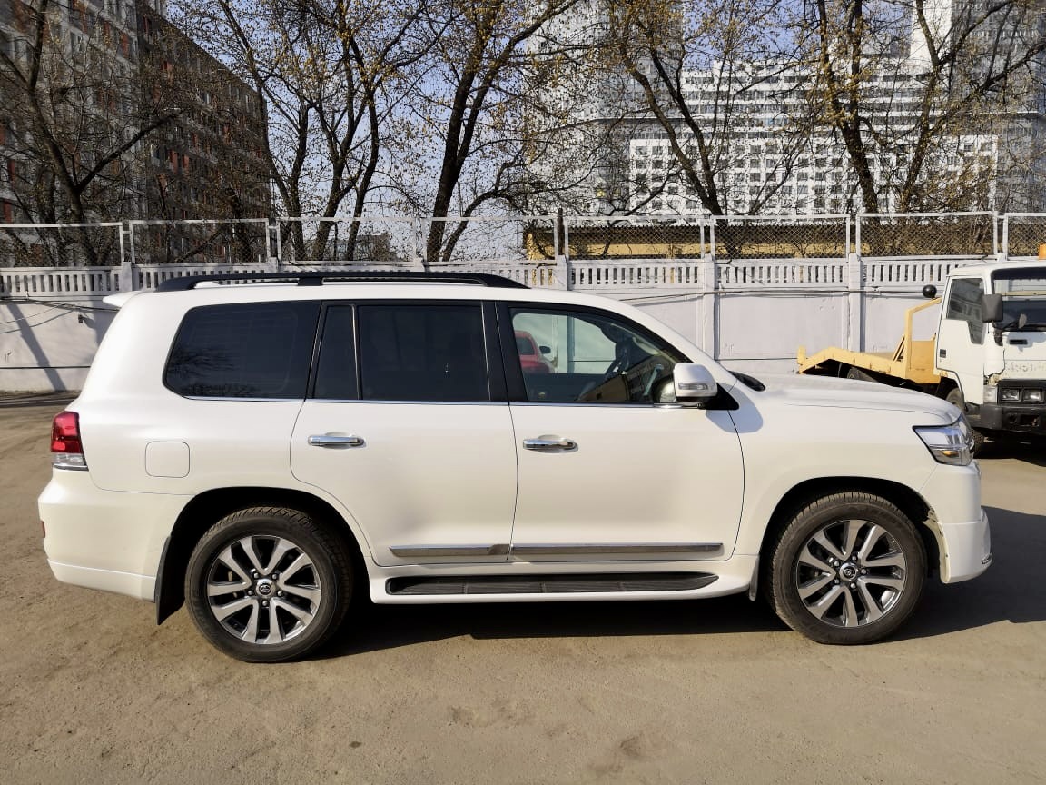 Toyota Land Cruiser 200 белый — кадр 3 из 4