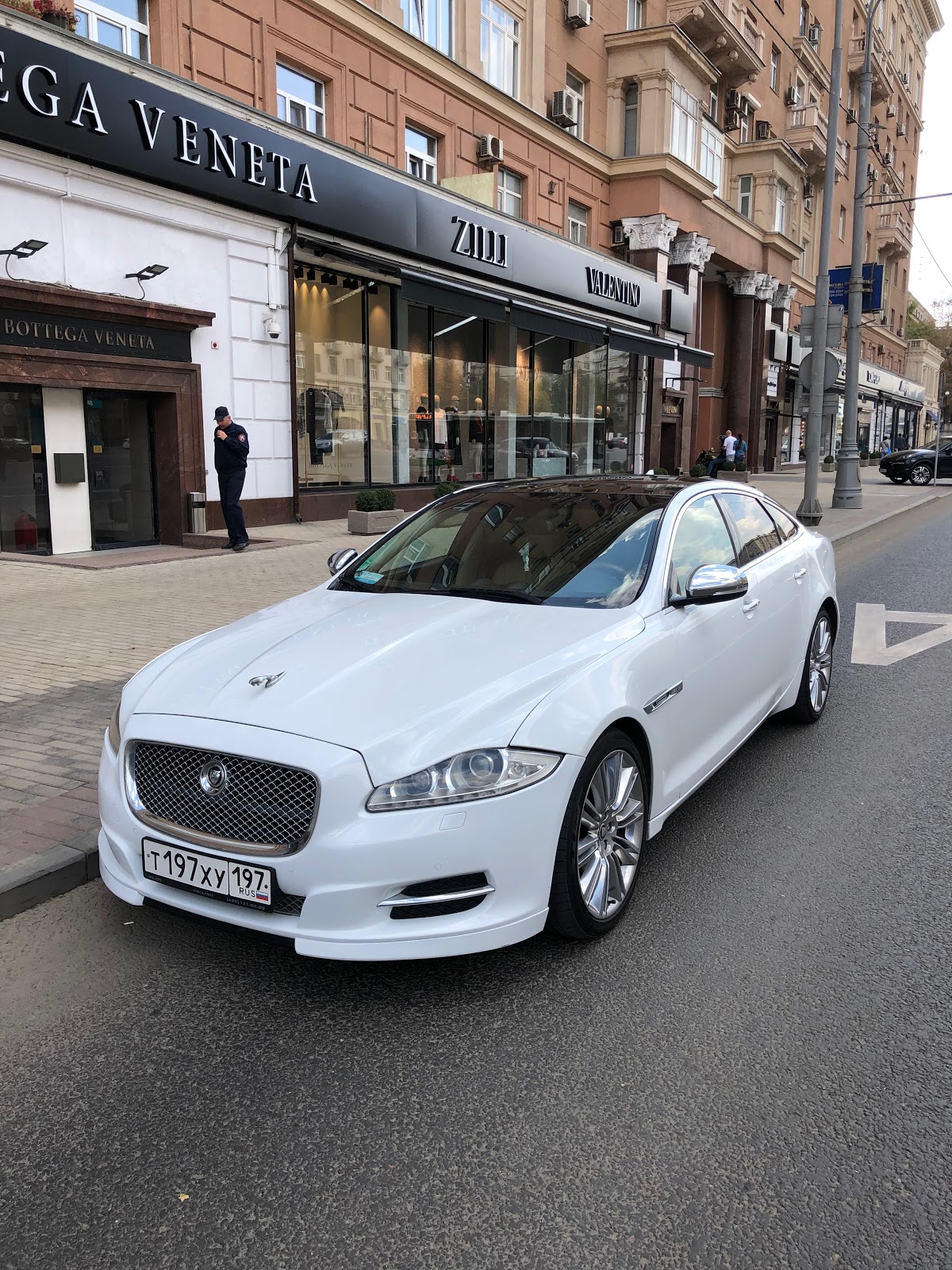 Белый JAGUAR XJ