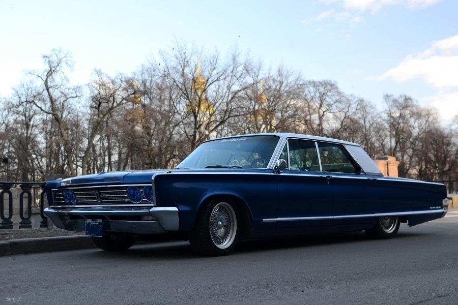 Chrysler Newport (dark blue)