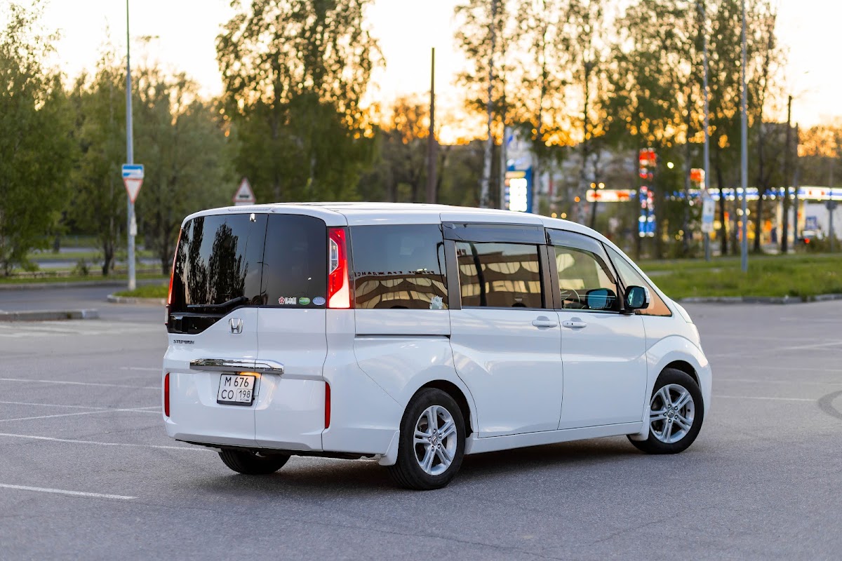 Минивэн Honda Stepwgn — кадр 5 из 23