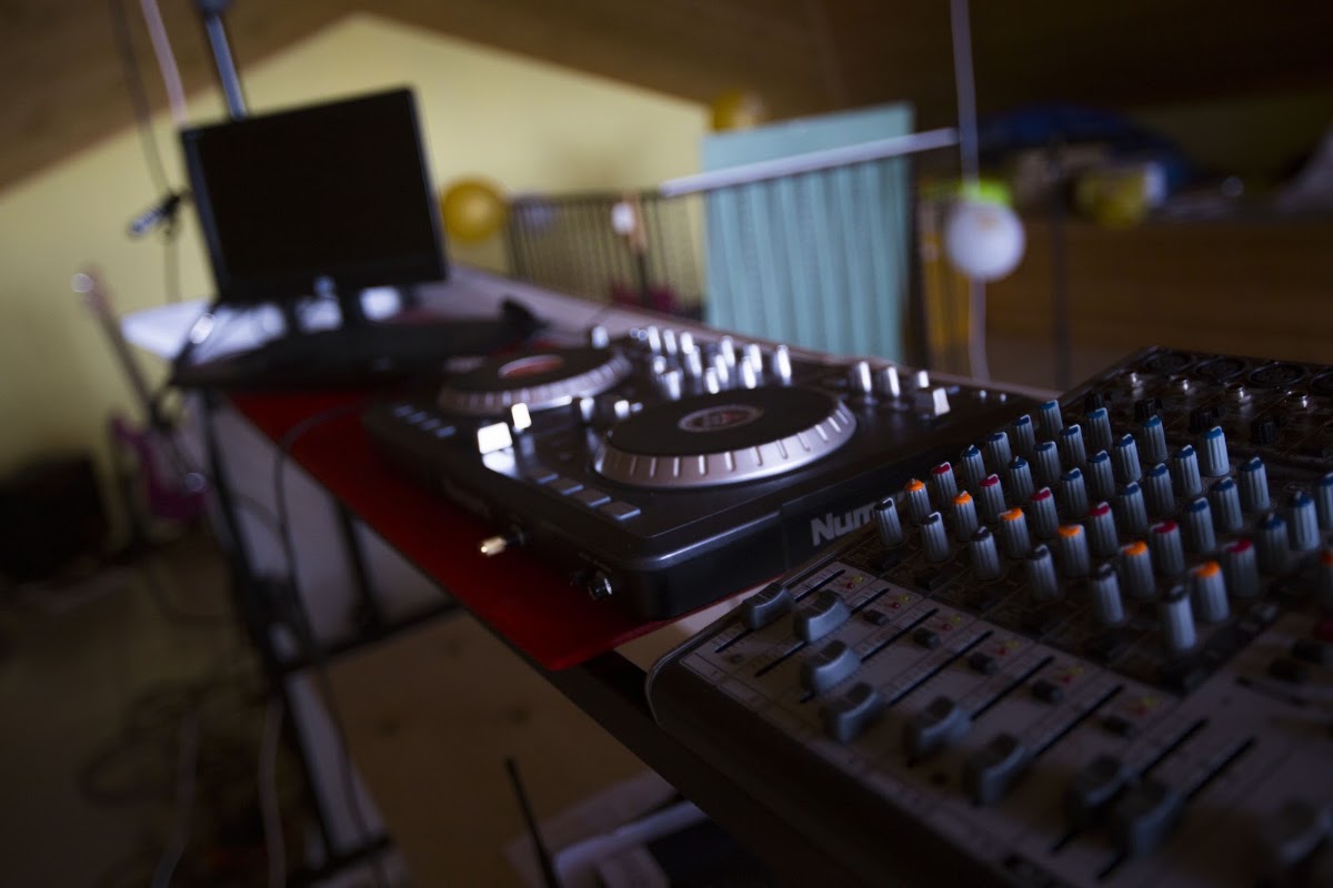 DJ SHOW