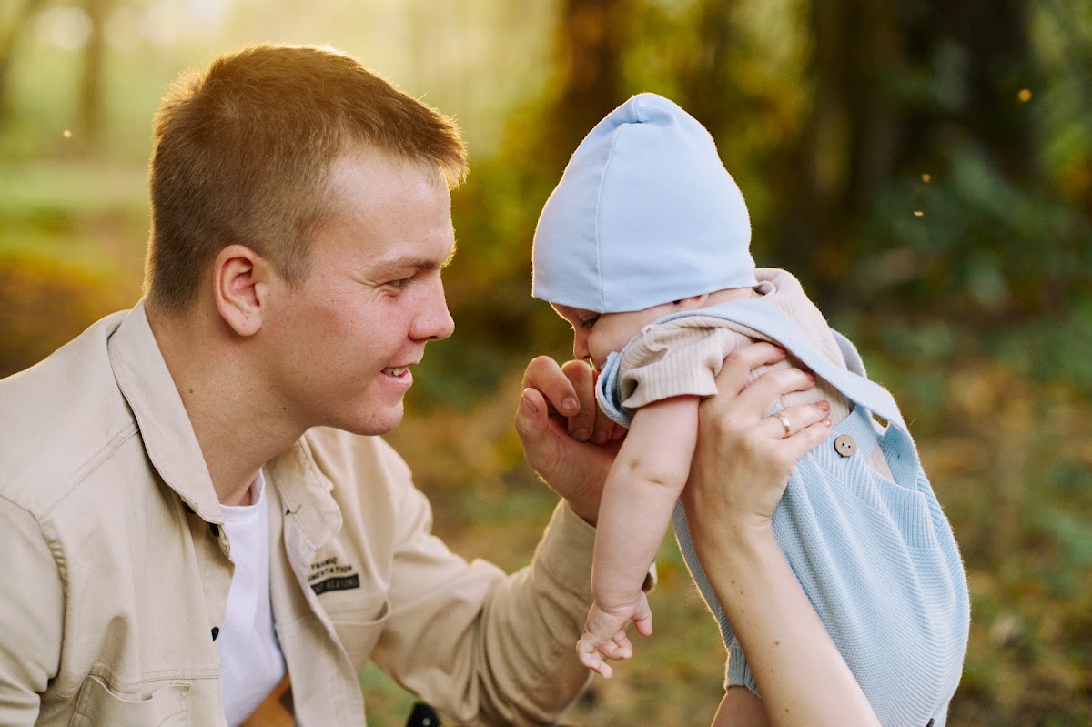 Семейная на закате в лесу
