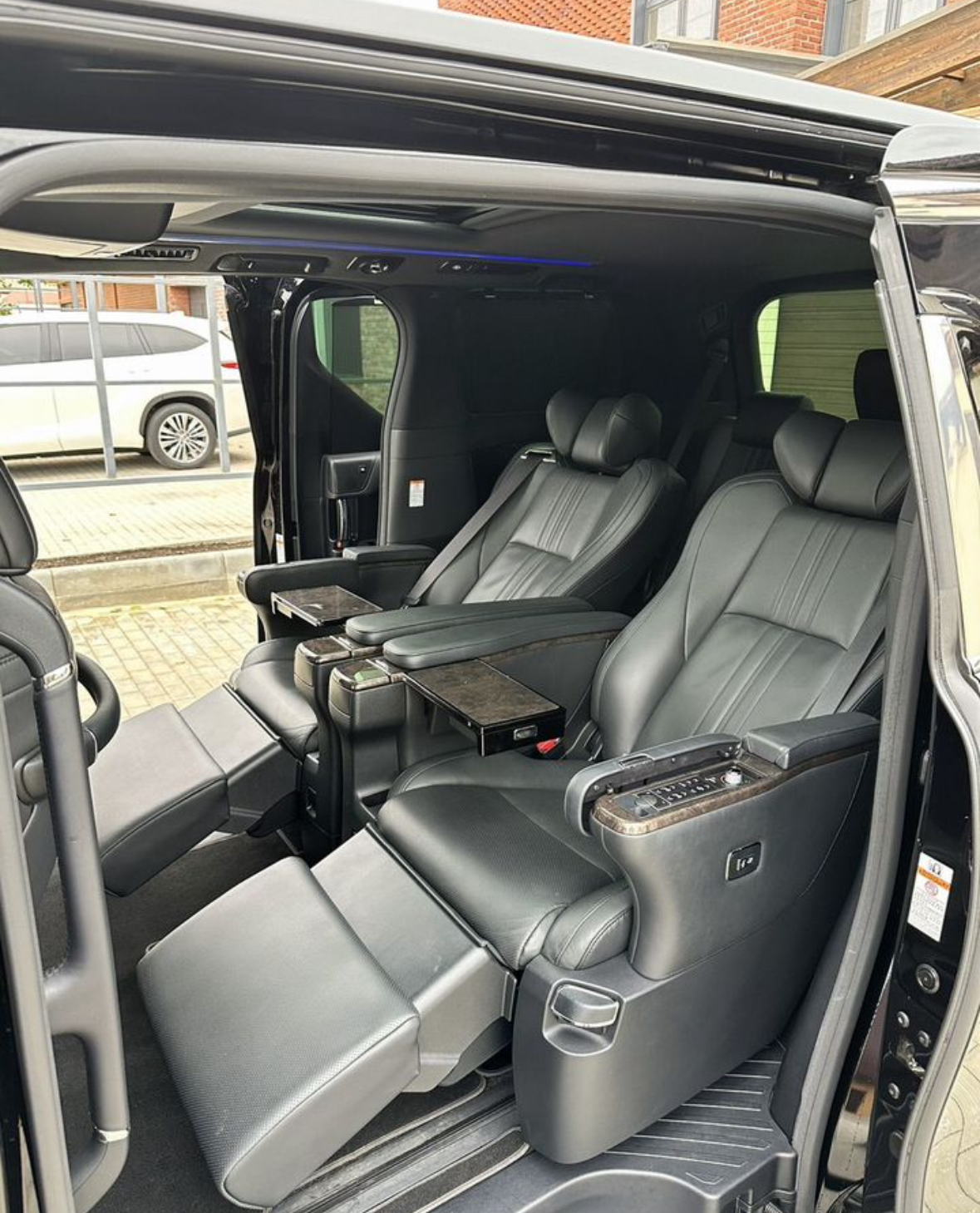 Toyota Alphard VIP — кадр 4 из 7