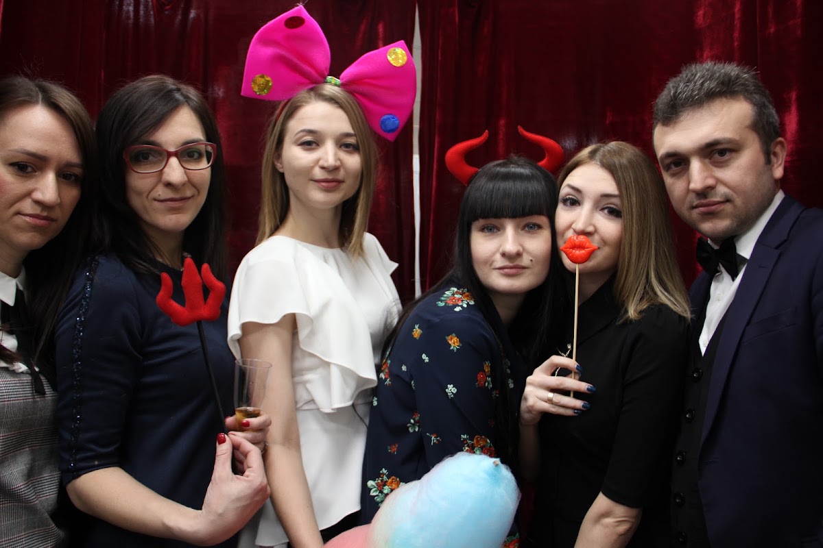Поздравление с 8 Марта. Фотографии сделанные фотобудкой.