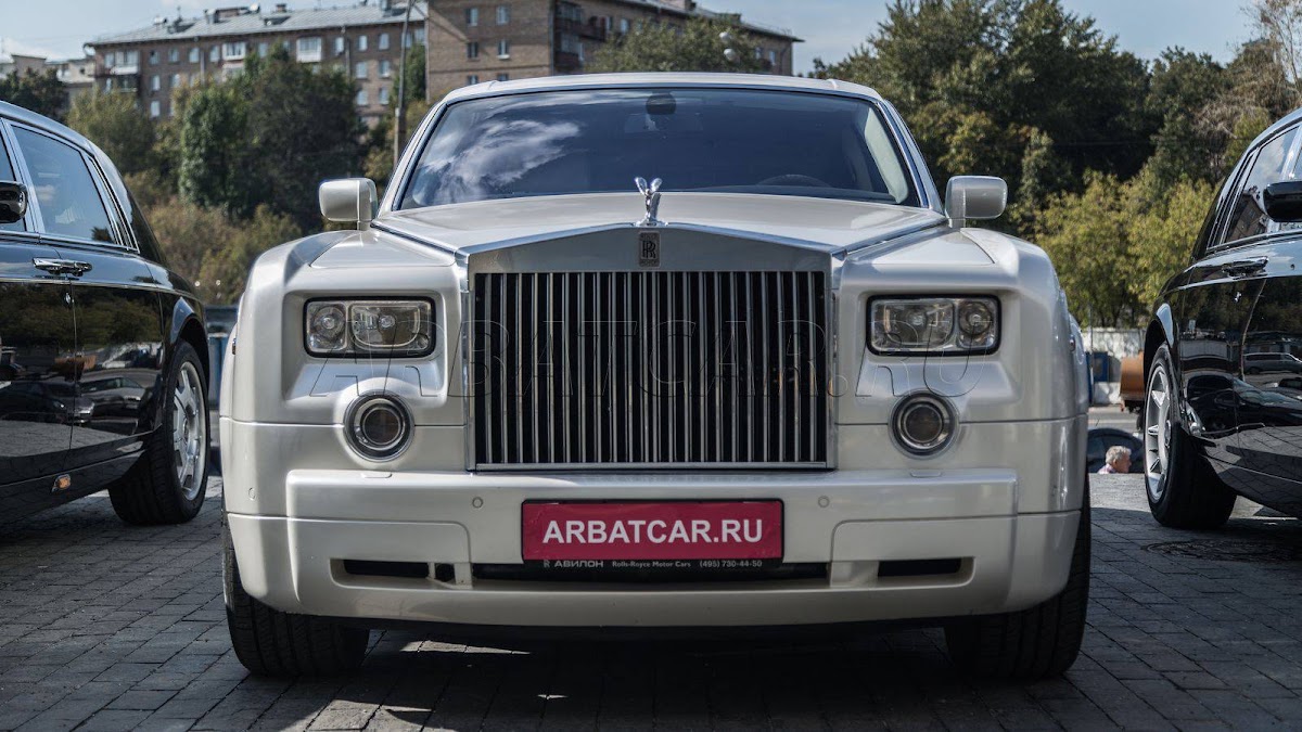 Rolls-Royce Phantom белый — кадр 3 из 11
