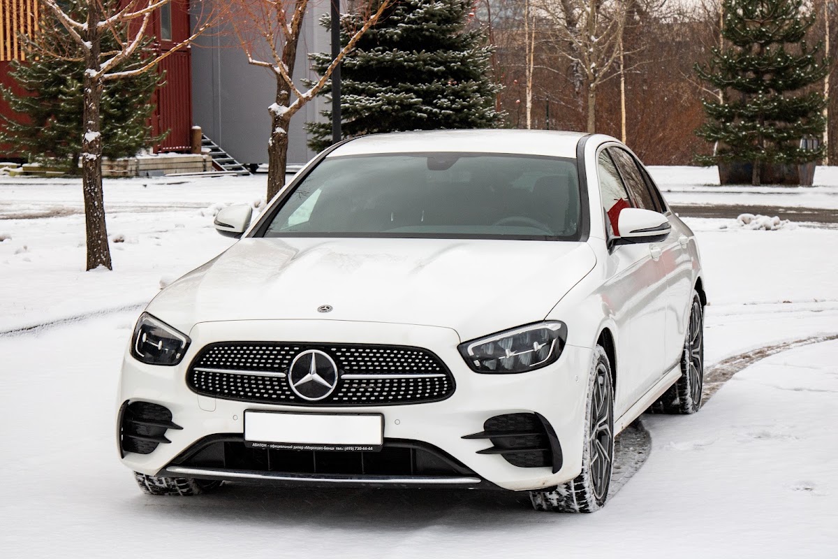 Merсedes E-class (w213) РЕСТ белый на темном салоне — кадр 2 из 6