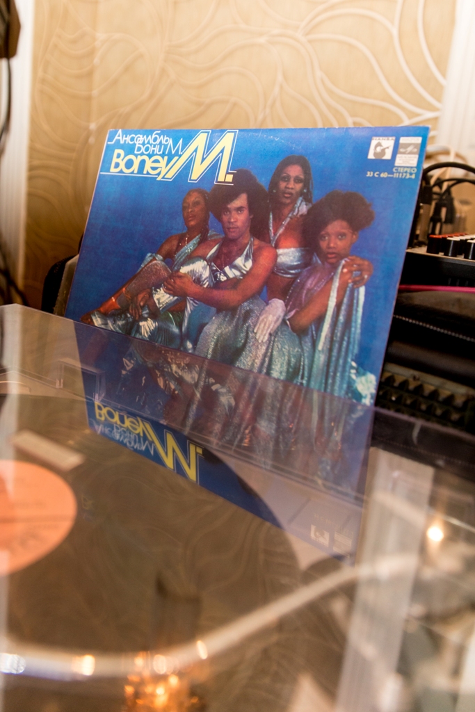 Крутим Old disco на виниловых пластинках на юбилее с настоящего проигрывателя грампластинок