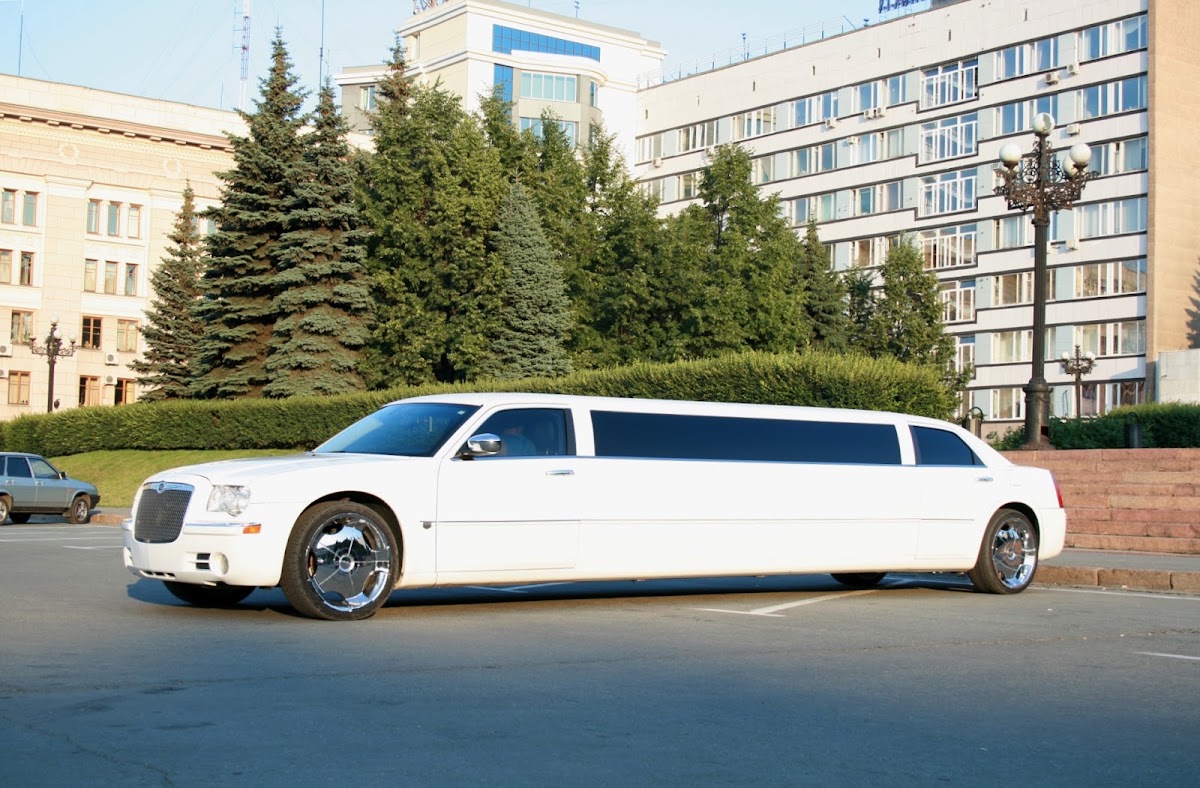 лимузин крайслер 300