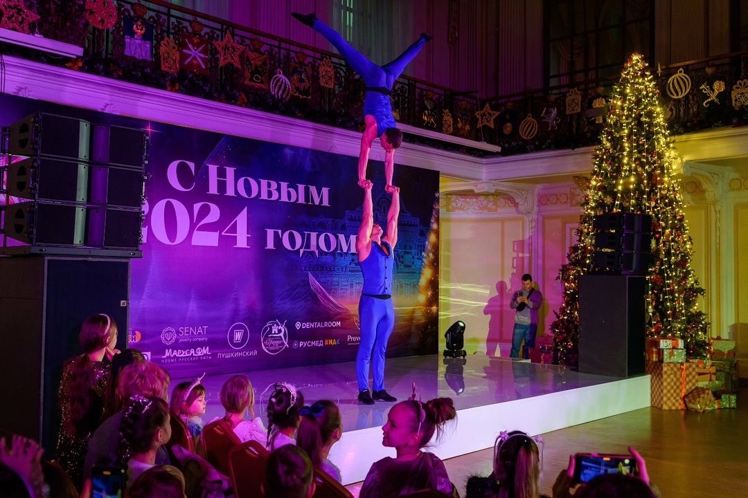 Синие костюмы