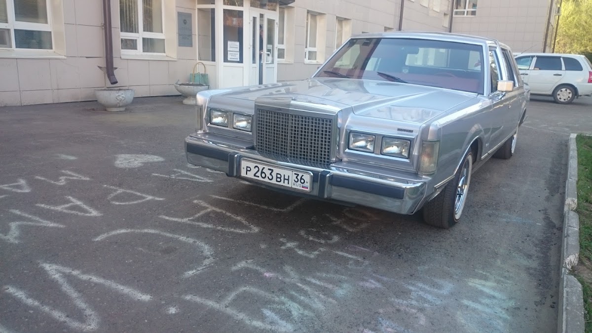 Lincoln Town Car — кадр 4 из 6