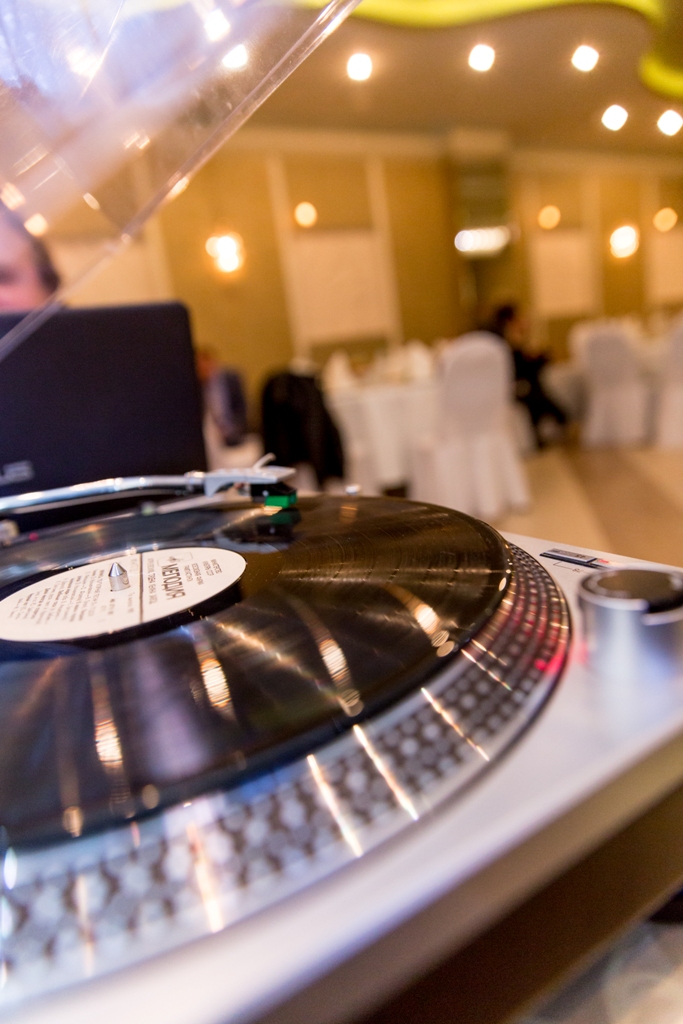 Крутим Old disco на виниловых пластинках на юбилее с настоящего проигрывателя грампластинок