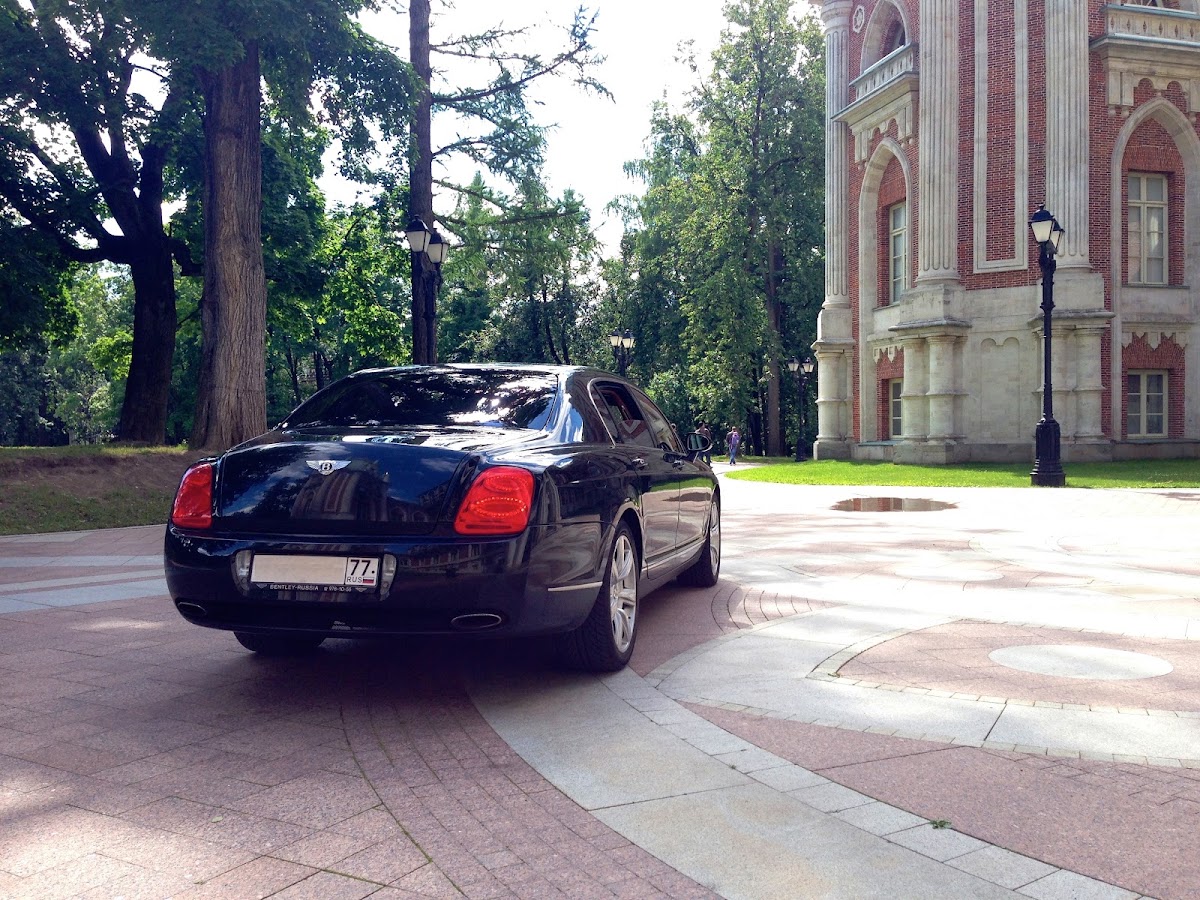 Bentley Continental Flying Spur черный с бежевым салоном — кадр 2 из 5