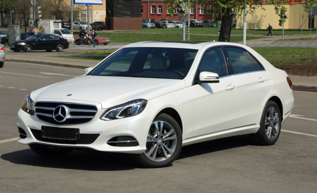 Mersedes E200 (w212) рестайлинг с бежевым салоном