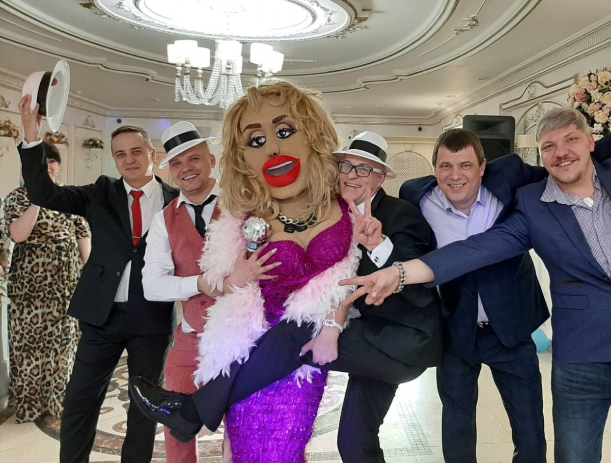 Натали : "О Боже,какой мужчина!"