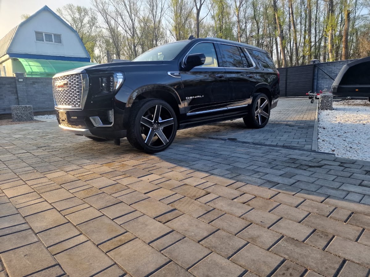 Красивый большой Джип GMC