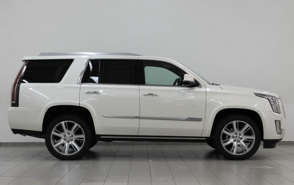 Cadillac Escalade (IV) белый на светлом салоне — кадр 5 из 7