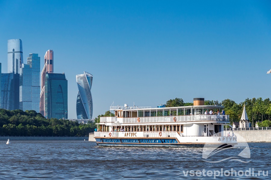 Теплоход Артурс