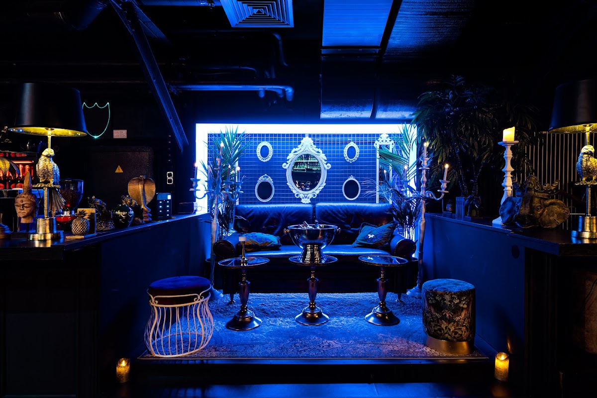 Monkey Lounge & Bar