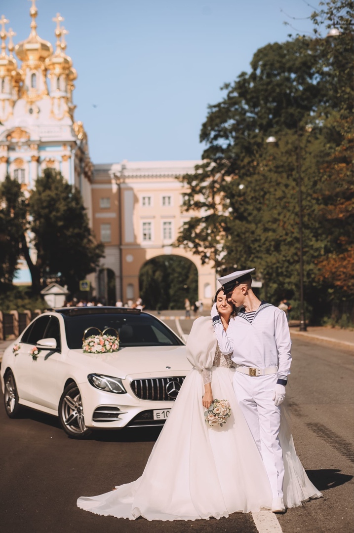 Кортеж двух из автомобилей