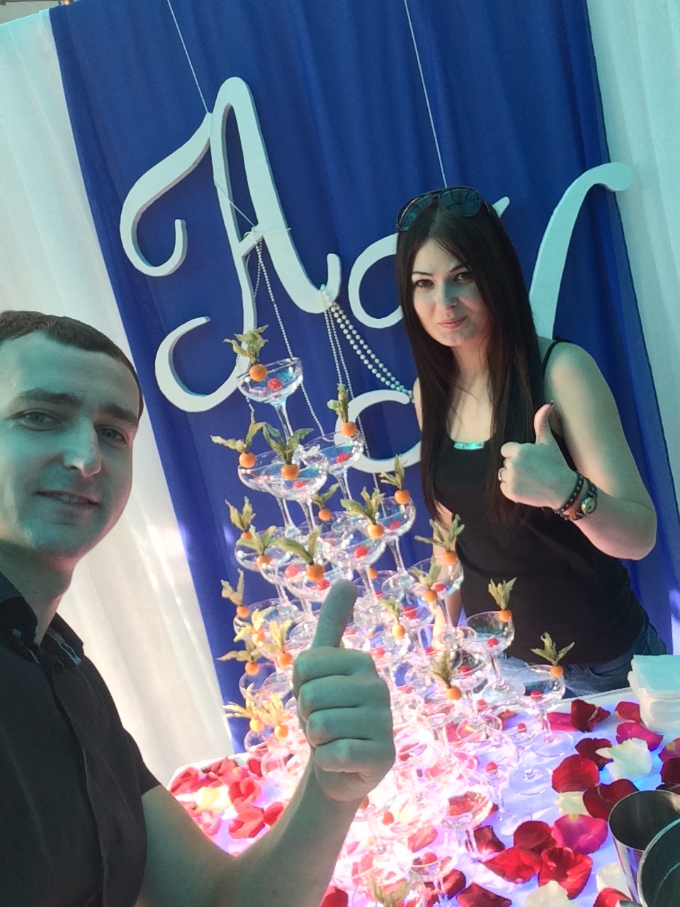 Пирамида из бокалов с шампанским