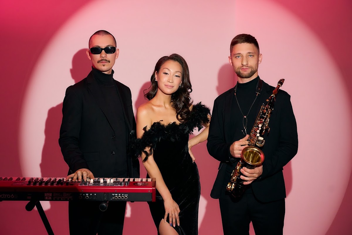 Eiza Band, кавер-группа