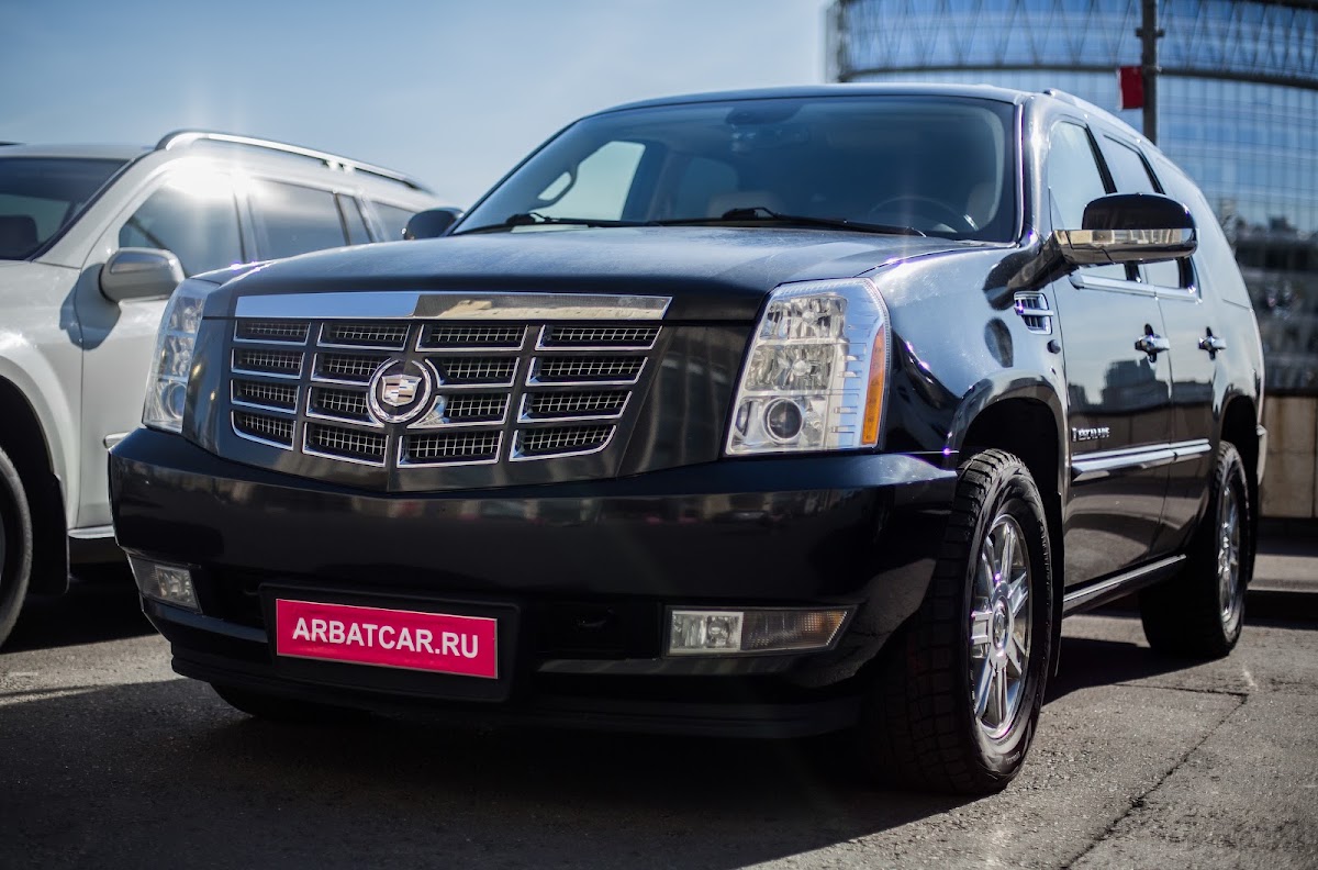 Cadillac Escalade (III) черный на светлом салоне — кадр 2 из 5