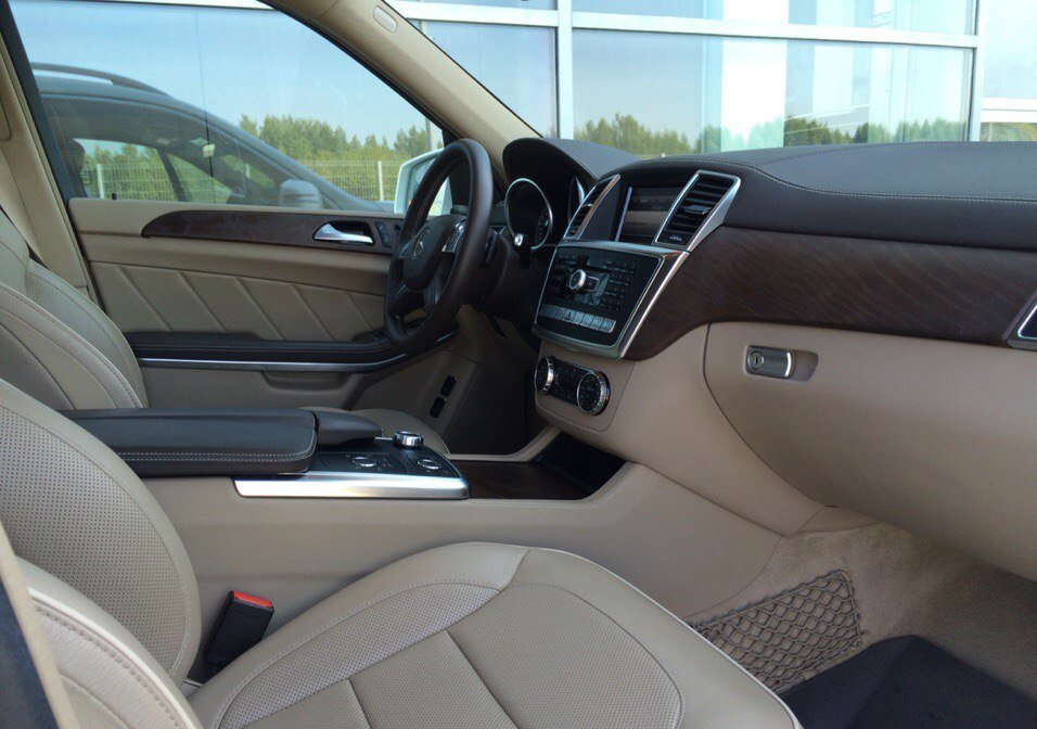 Mercedes GL — кадр 4 из 5
