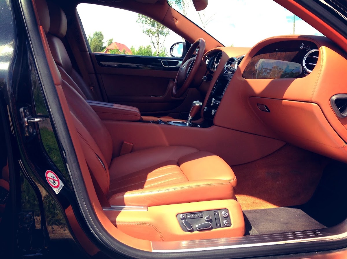 Bentley Continental Flying Spur черный с бежевым салоном — кадр 5 из 5