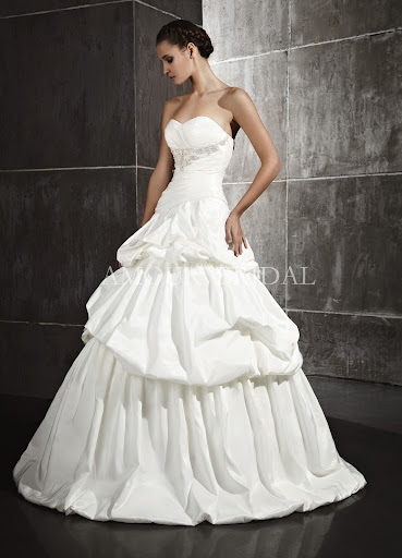 Испанские cвадебные платья Amour Bridal 2013.