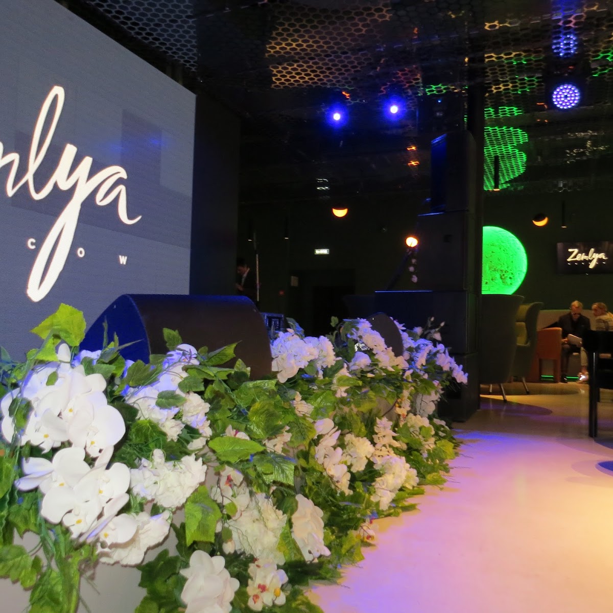Оформление мероприятия в Планетарном ресторане Zemlya Moscow.