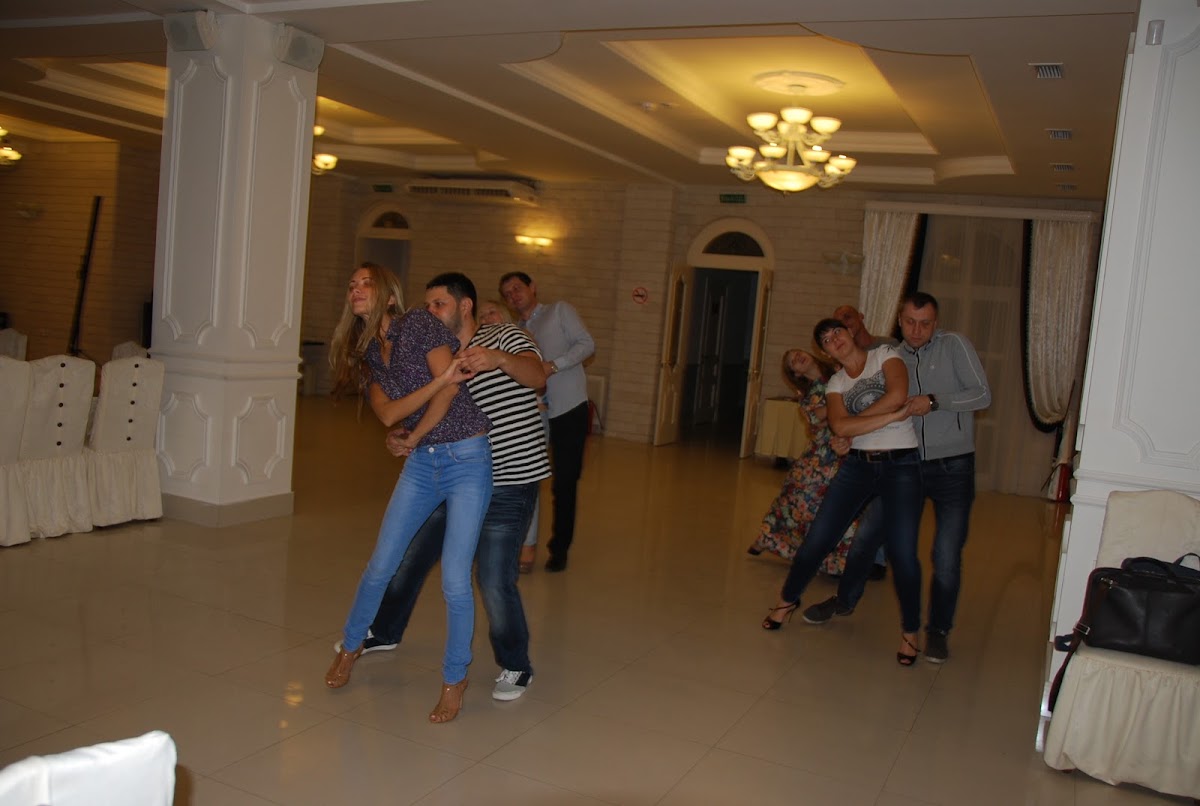 танец с друзьями