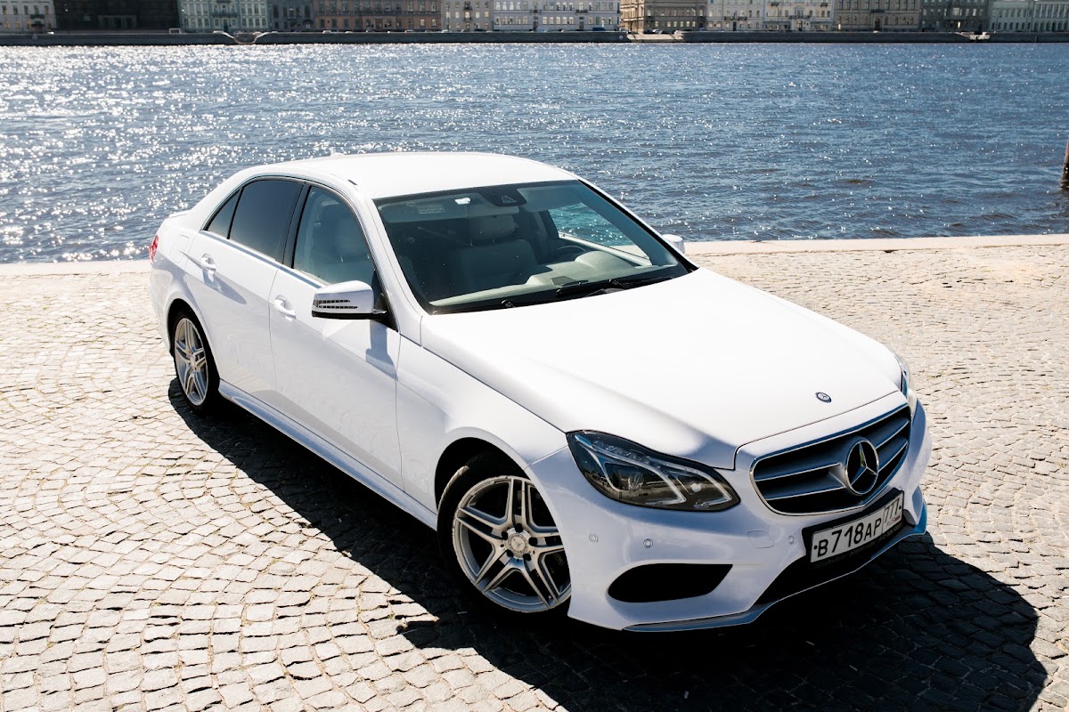 Мерседес Е класса AMG белый салон