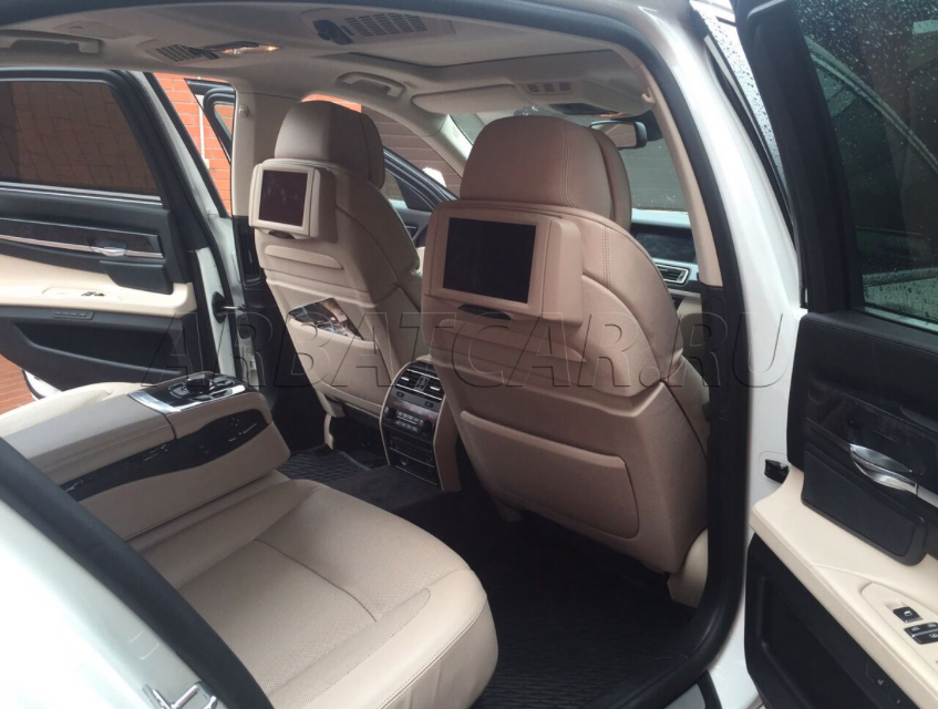 BMW 750 (F02) Long белый с бежевым салоном — кадр 3 из 3