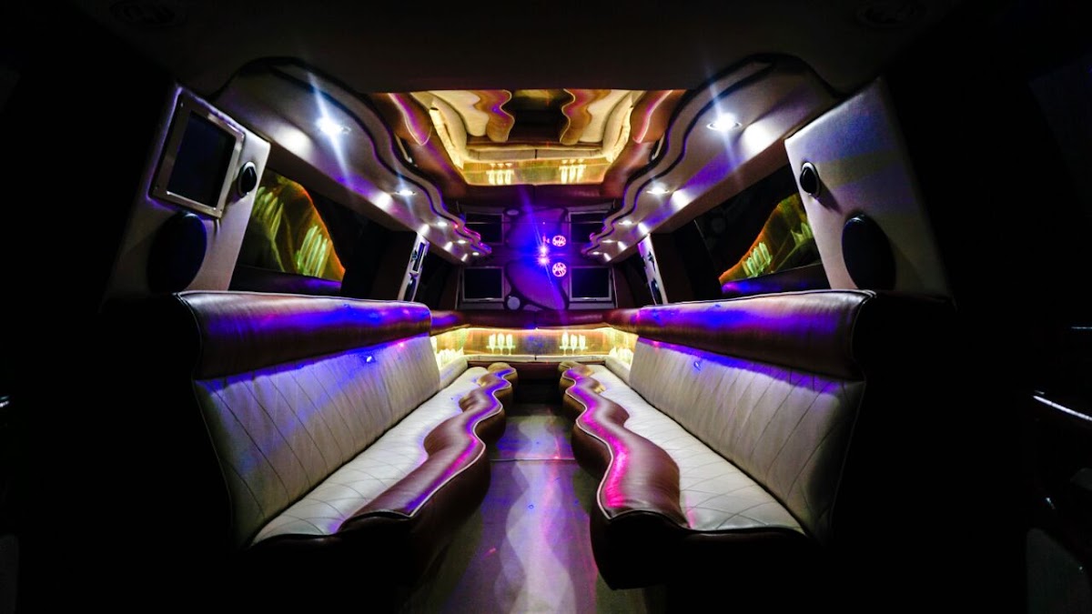 Cadillac Escalade 24 места — кадр 3 из 6