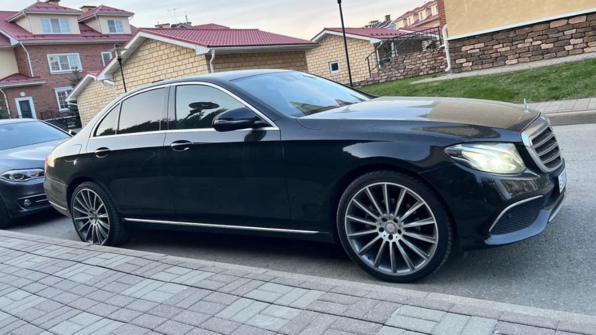 Mercedes-Benz E 213 черный