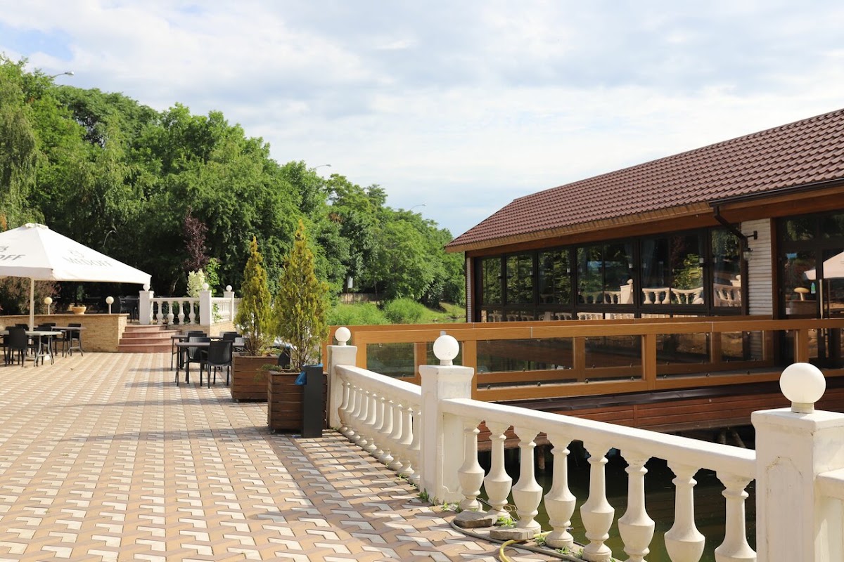 Летняя терраса на воде
