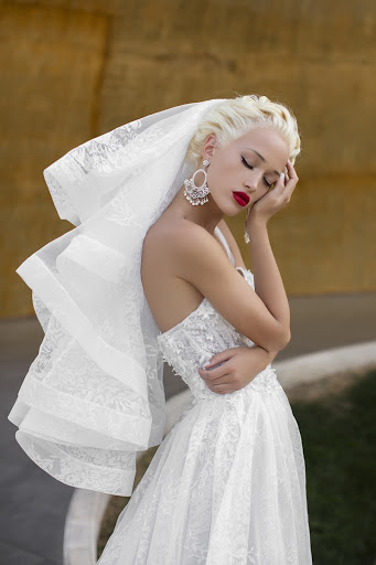 Confident Hibiscus — кадр 2 из 4