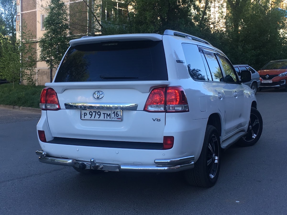 Toyota Land Cruiser 200 — кадр 2 из 3